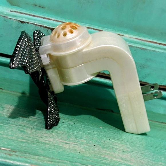 Bath and Body Works Wallflower Plug Halloween Bats Light Up Eyes - Picture 6 of 7